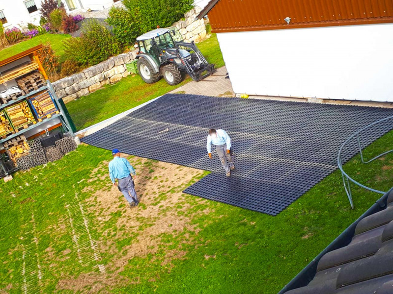 Gartenboden befestigen und befahrbar machen mit dem Rasengitterstein