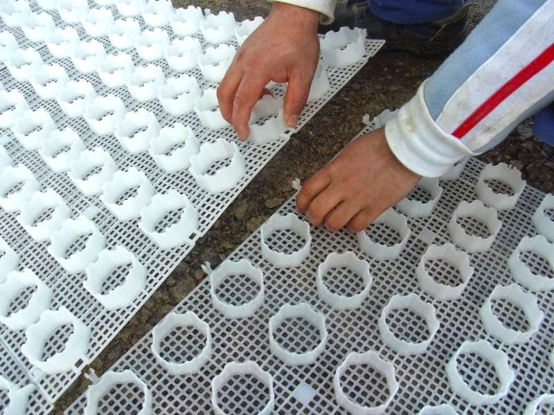 Anlegen einer Kiesfläche im für Parkplätze mit dem Kiesgitter